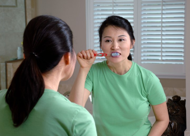 Woman_brushing_teeth